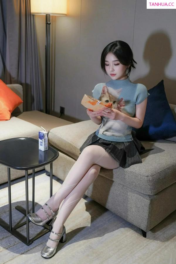 汁汁  [XiuRen]高清写真图 2025.09.30 No.10830 汁汁 灰色短裙第13张图片